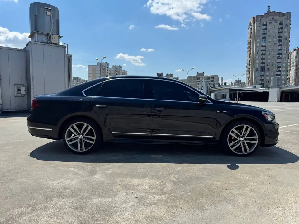 Volkswagen Passat 2016 (чорний) з парку оренди KTRANS