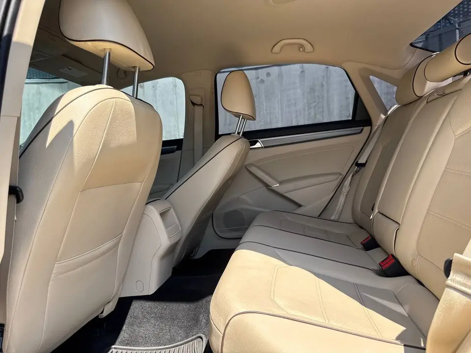 Volkswagen Passat 2016 (чорний) з парку оренди KTRANS