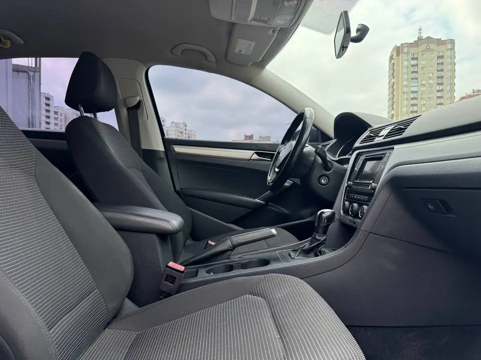 Volkswagen Passat 2018 (чорний) з парку оренди KTRANS