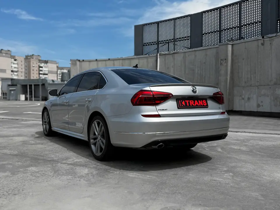 Volkswagen Passat 2018 (сірий) з парку оренди KTRANS