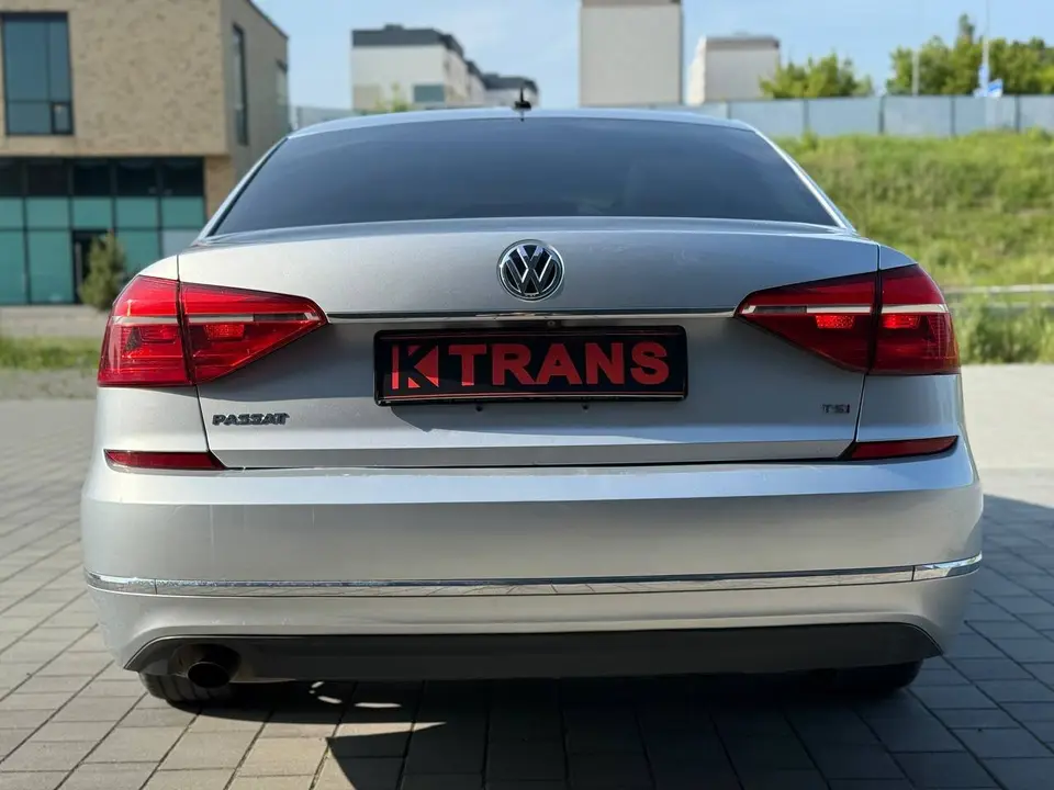 Volkswagen Passat 2016 (сірий) з парку оренди KTRANS