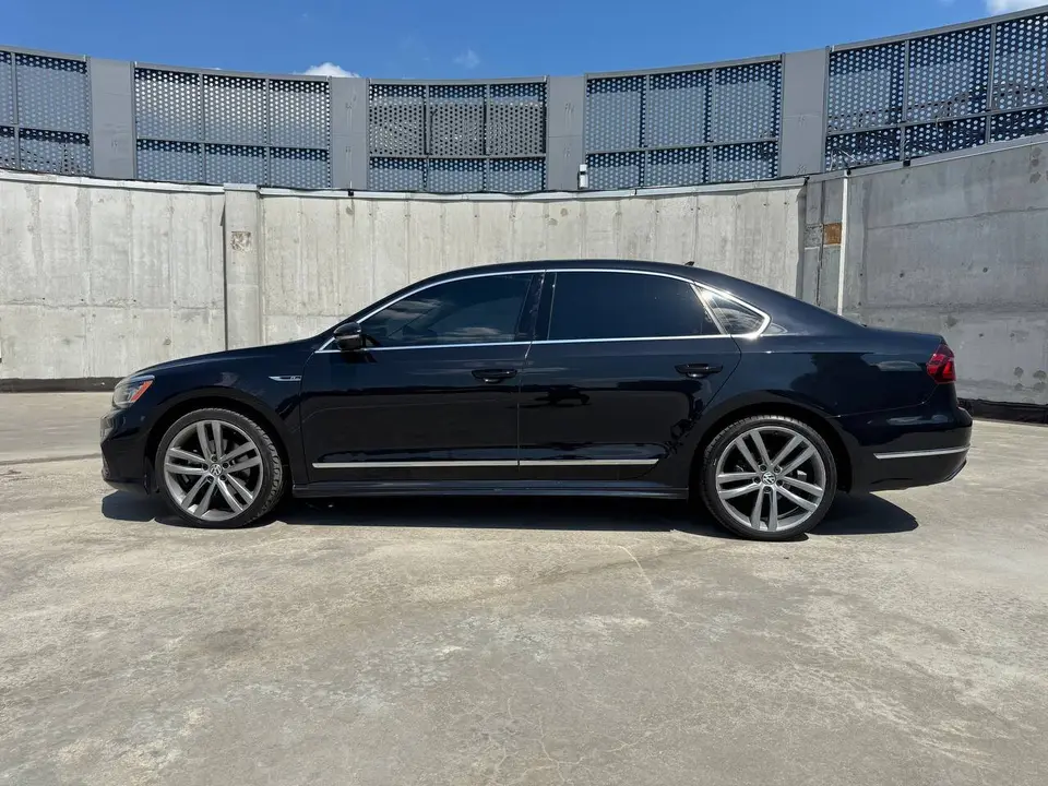 Volkswagen Passat 2016 (чорний) з парку оренди KTRANS