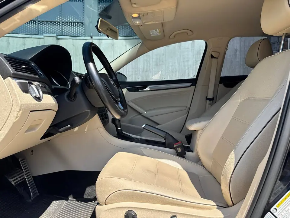 Volkswagen Passat 2016 (чорний) з парку оренди KTRANS