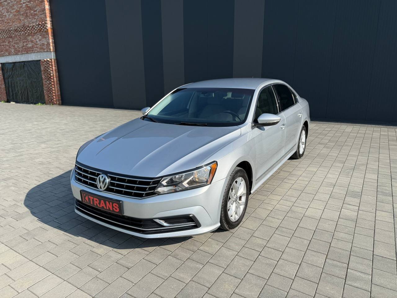 Volkswagen Passat 2016 (сірий) з парку оренди KTRANS