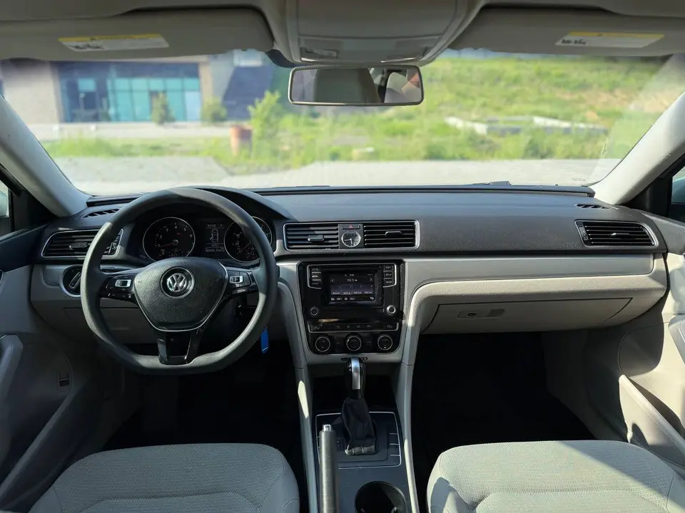 Volkswagen Passat 2016 (сірий) з парку оренди KTRANS
