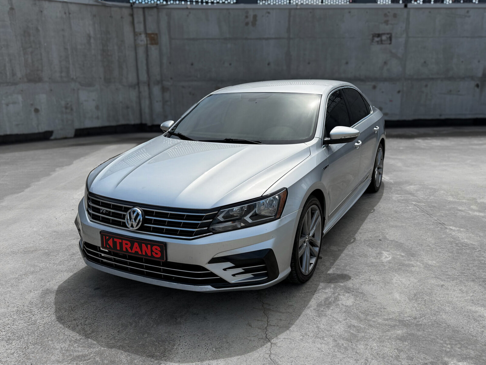 Volkswagen Passat 2018 (сірий) з парку оренди KTRANS