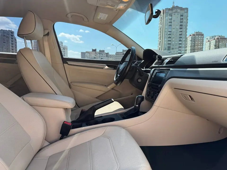 Volkswagen Passat 2016 (чорний) з парку оренди KTRANS