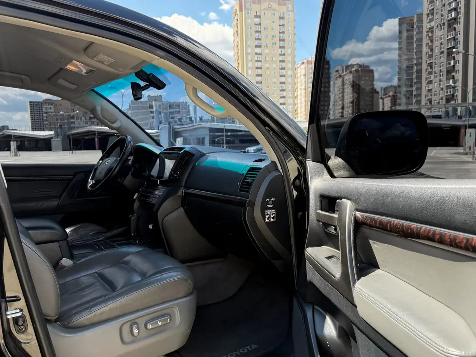 Toyota Land Cruiser 200 2007 з парку оренди KTRANS