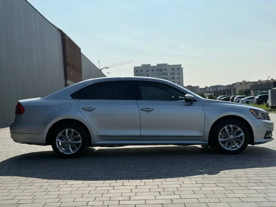 Volkswagen Passat 2016 (сірий) з парку оренди KTRANS