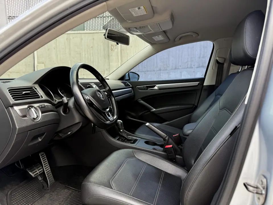 Volkswagen Passat 2018 (сірий) з парку оренди KTRANS