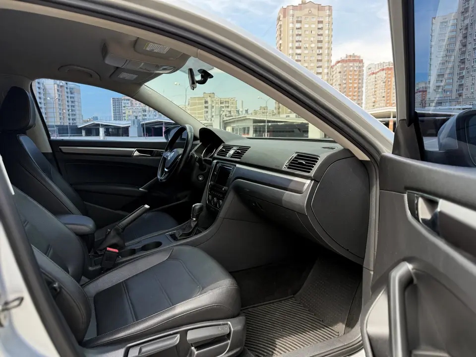 Volkswagen Passat 2018 (сірий) з парку оренди KTRANS