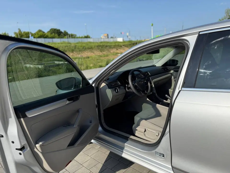 Volkswagen Passat 2016 (сірий) з парку оренди KTRANS
