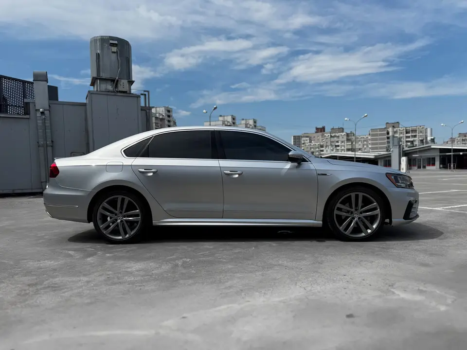 Volkswagen Passat 2018 (сірий) з парку оренди KTRANS