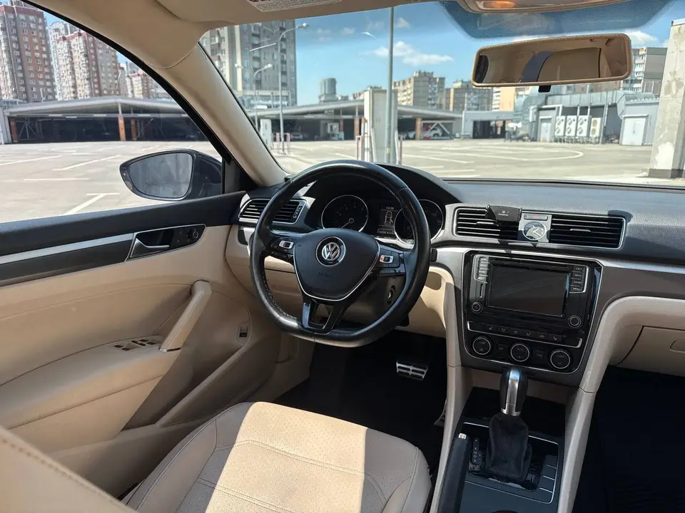 Volkswagen Passat 2016 (чорний) з парку оренди KTRANS